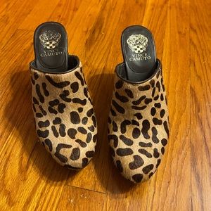 Vince Camuto Cheetah/Leopard Clogs/Mules